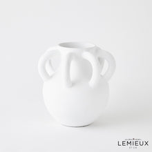 Cargar imagen en el visor de la galería, Amphora Loop Vase Collection White