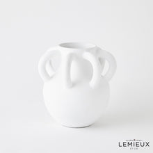 Cargar imagen en el visor de la galería, Amphora Loop Vase Collection White
