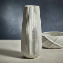 Cargar imagen en el visor de la galería, Kanie Tall Ceramic Vase
